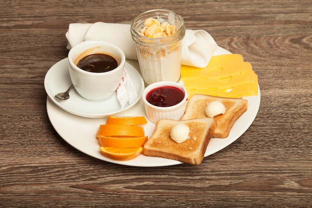 Colazione continentale sul tavolo di legno