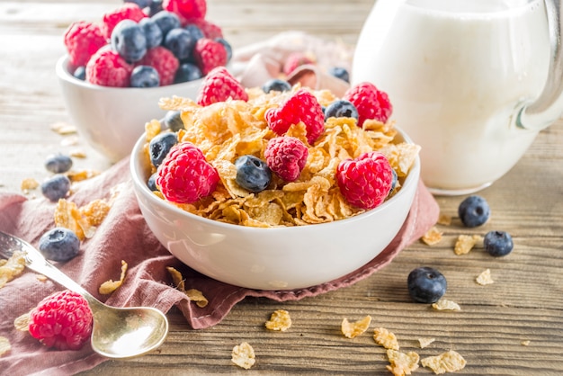 Colazione Corn Flakes con latte e frutti di bosco