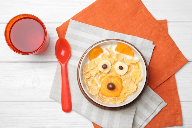 Colazione creativa per bambini su fondo in legno vista dall'alto