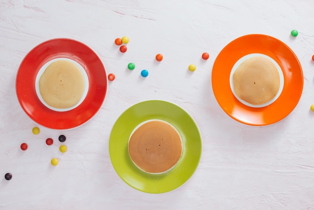 Colazione creativa per bambini su sfondo bianco, vista dall'alto