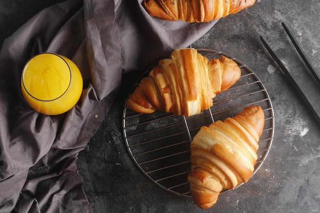 colazione da forno con croissant