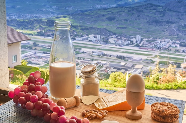 Colazione davanti alle Alpi Svizzere