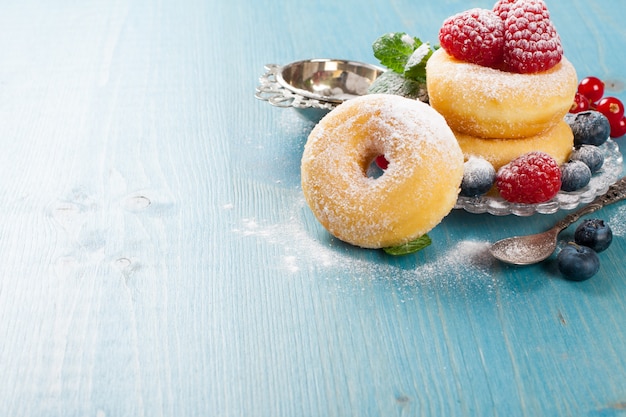 Colazione del mattino con mini ciambelle e frutti di bosco