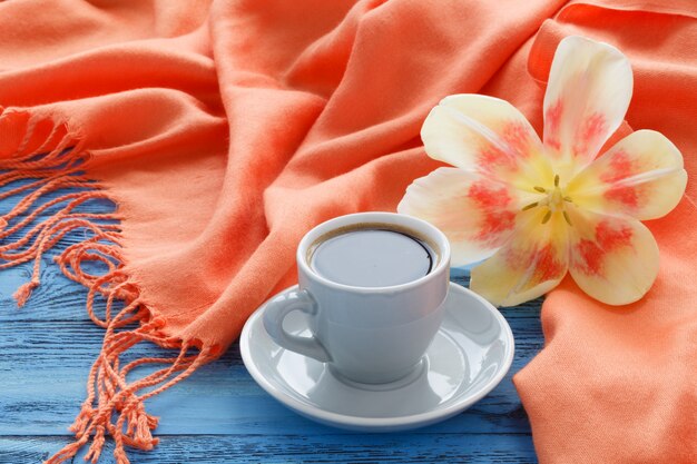 Colazione del mattino con tulipani primaverili e scialle di seta sul tavolo