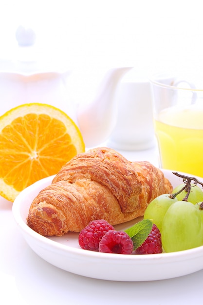 Colazione del weekend: croissant, frutta e succo d&#39;arancia