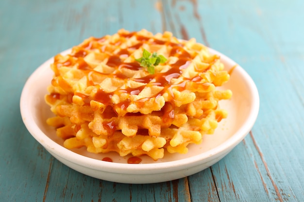 Colazione del weekend: waffle con salsa al caramello