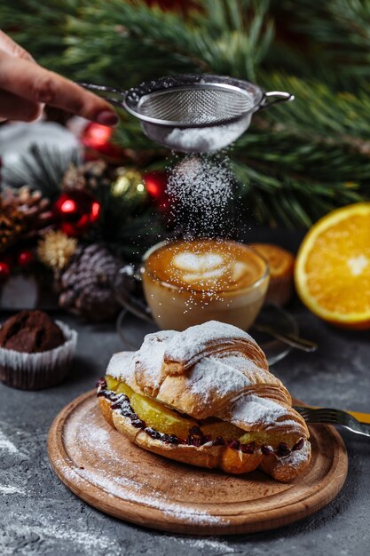 Colazione di Capodanno con croissant. Croissant di Capodanno al cioccolato e arancia al forno