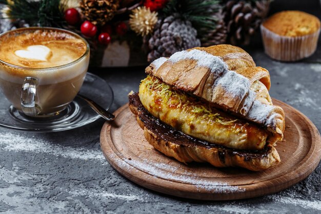 Colazione di Capodanno con croissant. Croissant di Capodanno con cioccolato e banana al forno