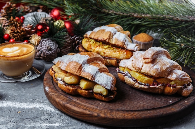 Colazione di Capodanno con croissant.