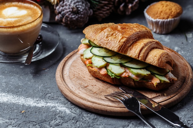 Colazione di Capodanno con croissant.