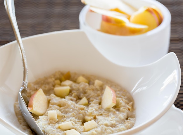 Colazione di farina d'avena in una moderna ciotola bianca