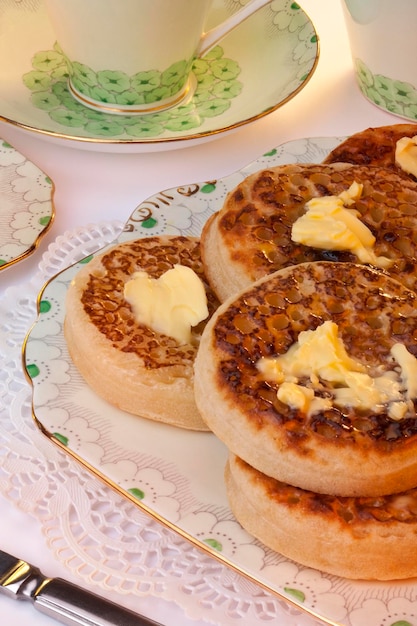 Colazione di focaccine tostate al tè