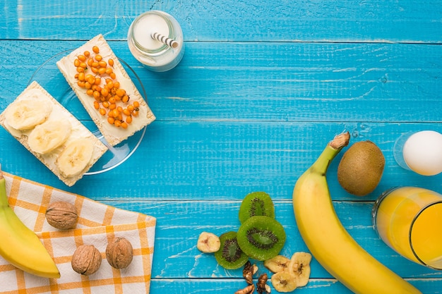 Colazione di french toast con frutti di bosco freschi