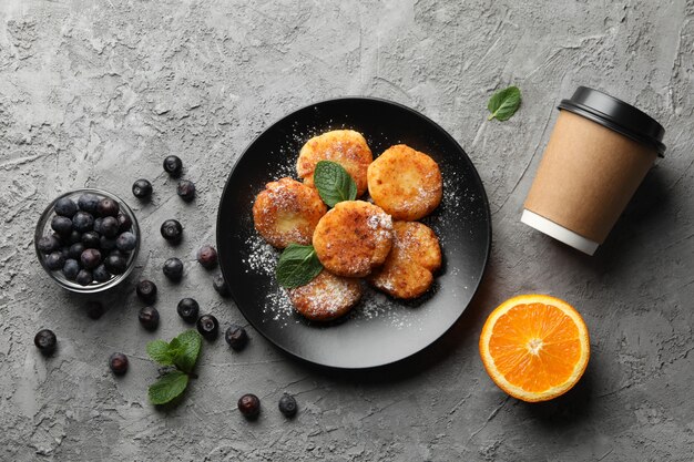 Colazione di frittelle di formaggio sulla superficie grigia