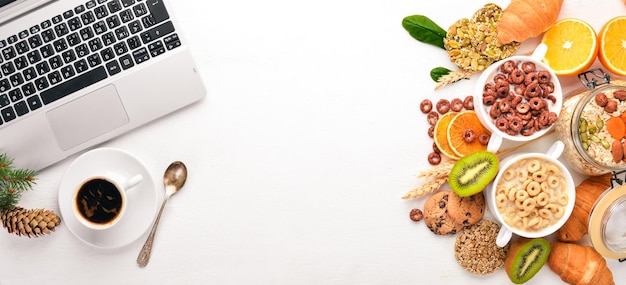 Colazione di lavoro muesli caffè latte frutta noci e semi su una superficie di legno Vista dall'alto Spazio libero per il testo