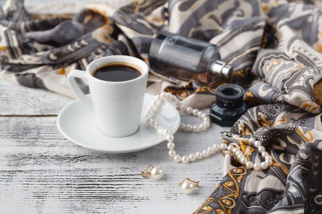 Colazione di mattina della donna mentre pronta ad uscire