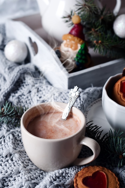 Colazione di Natale a letto con caffè e biscotti