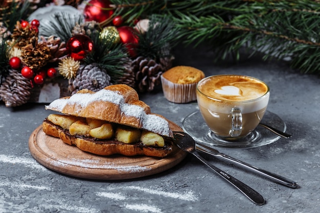 Colazione di Natale: croissant al cioccolato e ananas al forno.