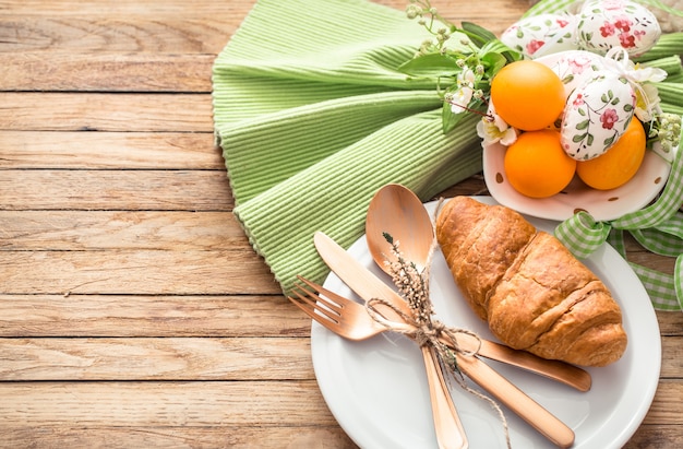 Colazione di Pasqua sul tavolo di legno