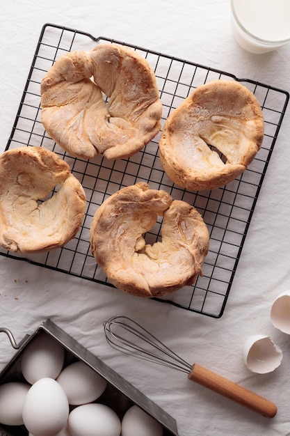 Colazione di pasticceria fatta in casa con latte