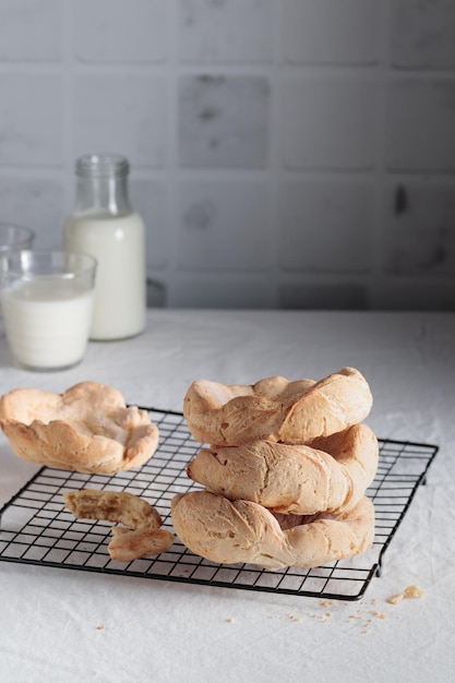 Colazione di pasticceria fatta in casa con latte