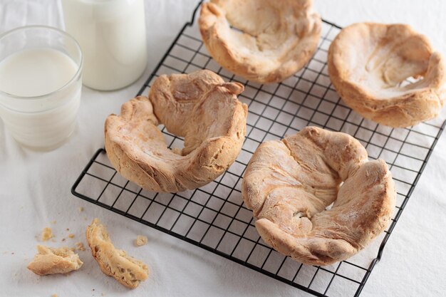 Colazione di pasticceria fatta in casa con latte