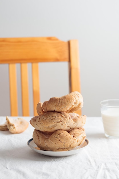 Colazione di pasticceria fatta in casa con latte