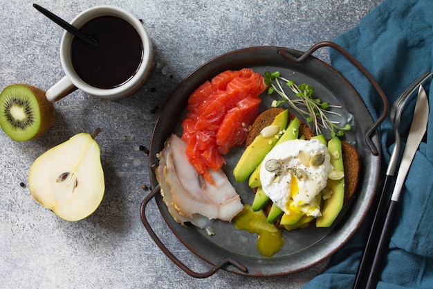 Colazione di San Valentino Panino con uova sode con caffè avocado e salmone affumicato Vista dall'alto