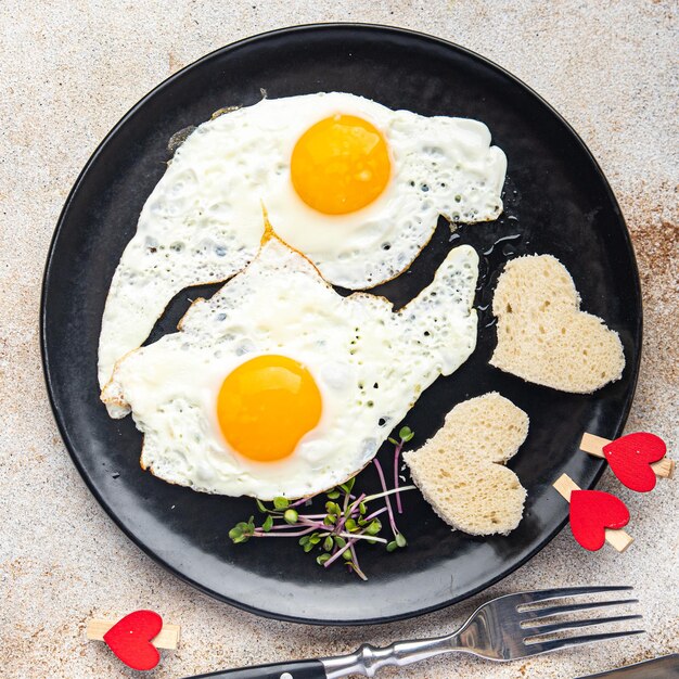 colazione di san valentino sul tavolo uova strapazzate a forma di cuore decorazione per le vacanze data d'amore
