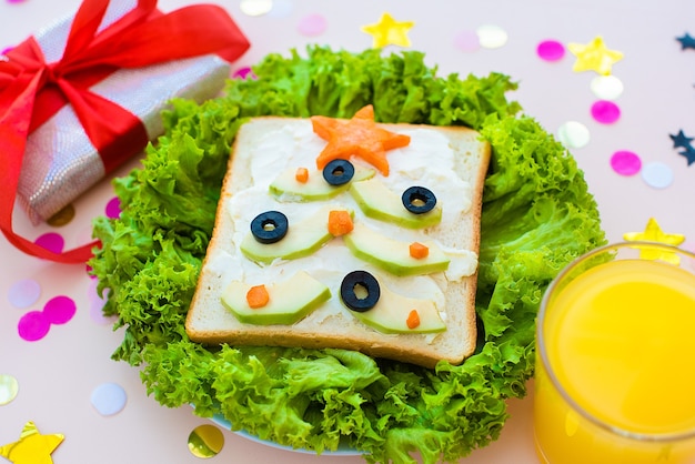 Colazione divertente, panini, alberi di Natale.