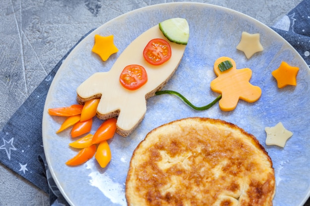 Colazione divertente per bambini con panino al formaggio e frittata