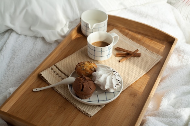 Colazione dolce a letto con caffè