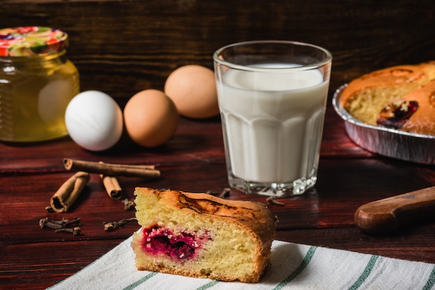 Colazione dolce con torta di ciliegie e bicchiere di latte