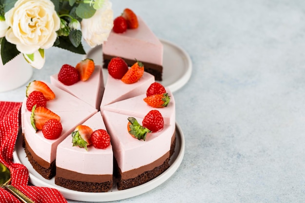 Colazione dolce deliziosa cheesecake con fragole fresche su tavola di pietra bianca Copia spazio