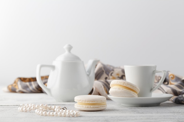 Colazione donna sul tavolo con una tazza di tè