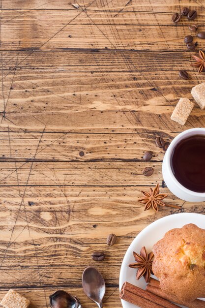 Colazione e caffè, dolci, zucchero di canna e cannella con anice su legno