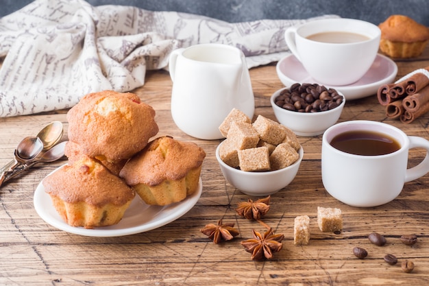 Colazione e caffè, dolci, zucchero di canna e cannella con anice su legno