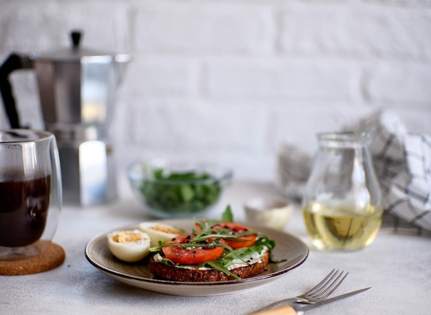 Colazione equilibrata a base di sandwich con pomodori al formaggio caffè verde e caldo su sfondo chiaro Cibo dietetico