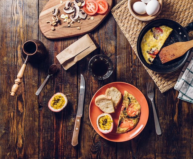 Colazione estiva con caffè e frittata