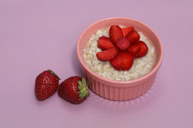 colazione estiva con fiocchi d'avena e fragole fresche