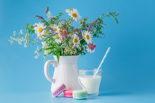 Colazione estiva con latte e fiori di campo