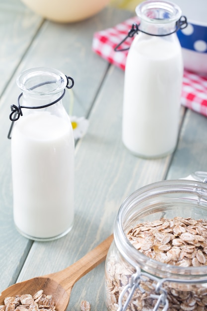 Colazione estiva leggera con latte all'aperto