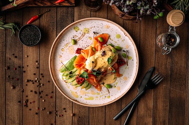 colazione europea con bruschetta salmone avocado e formaggio