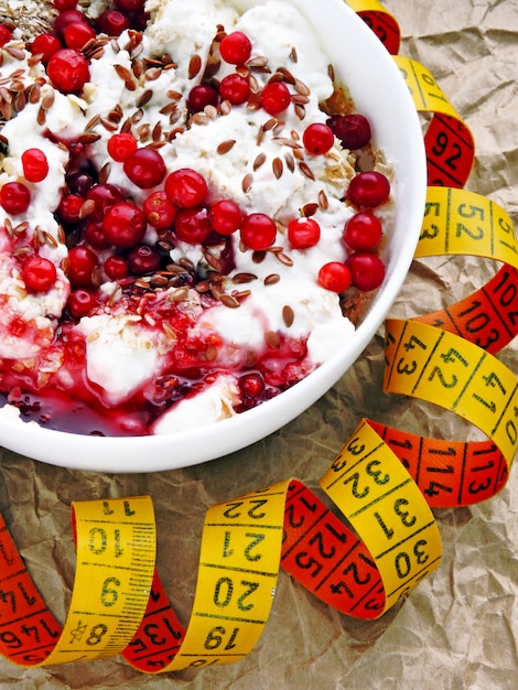 Colazione fiocchi d'avena con yogurt, mirtilli rossi e semi di lino.