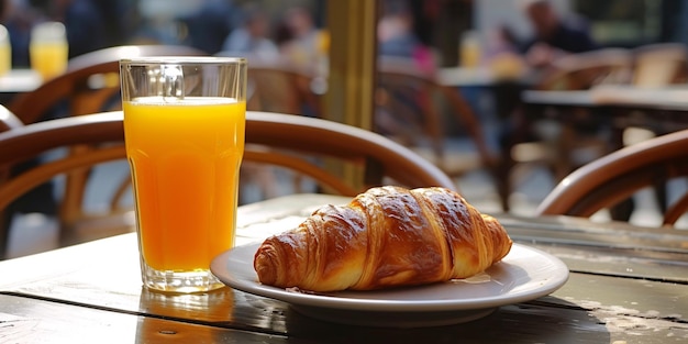 Colazione francese tradizionale in una terrazza di caffè con croissant al cioccolato, pane aperto e succo d'arancia appena spremuto