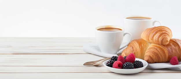 Colazione fresca e deliziosa con croissant croccanti al caffè e marmellata su uno sfondo di legno bianco