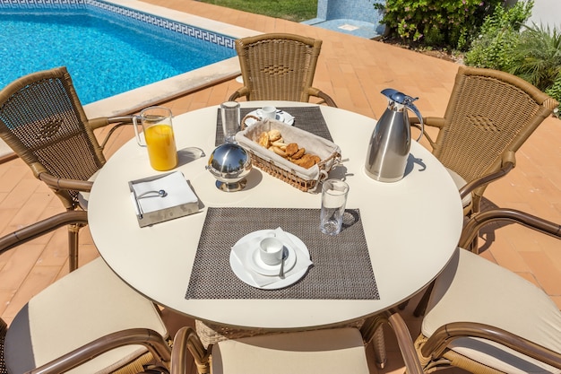 Colazione fuori piscina, per i turisti dell'hotel.