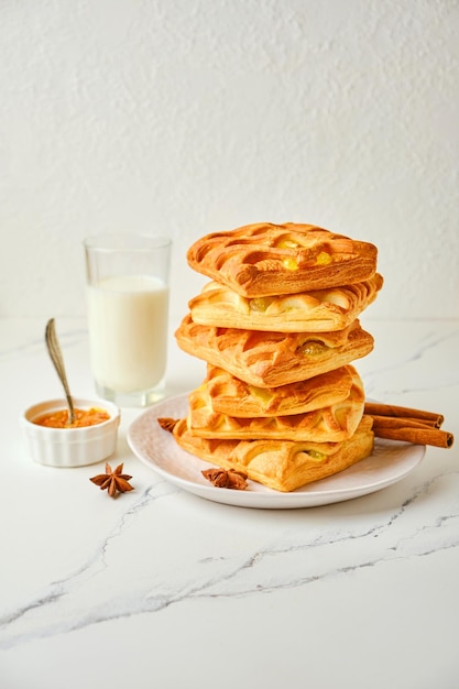 Colazione gustosa con una pila di mini tortini di pasta sfoglia con marmellata di pere e lime