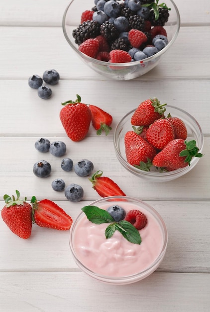 Colazione gustosa con yogurt greco leggero, fragole fresche, lamponi, mirtilli e more. Pasti mattutini a basso contenuto di grassi e inizio sano della giornata. Concetto di disintossicazione e dieta