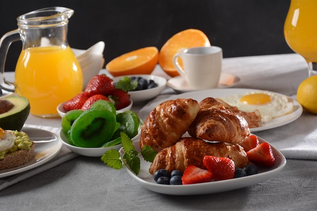 Colazione gustosa Cornetti frutta fresca e secca succhi di frutta fresca